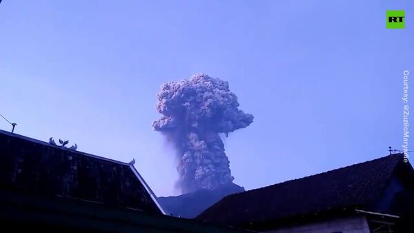 В Индонезии началось извержение вулкана Мерапи - Sputnik Латвия