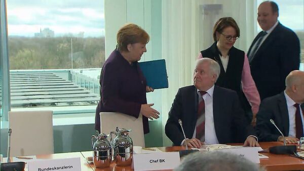 В Латвии медики записали видео о том, как спастись от коронавируса - Sputnik Латвия