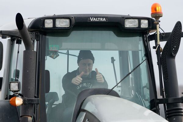 Тракторная Атмода началась: власть - народу, а не сотне людей в Риге - Sputnik Латвия