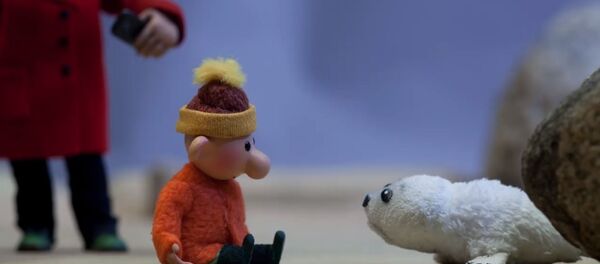 Пыталась разбудить: впервые зафиксирован случай рождения тюленя на побережье Латвии - Sputnik Латвия