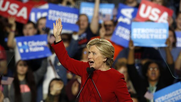Хиллари Клинтон выступает во время своей предвыборной кампании в 2016 году - Sputnik Латвия