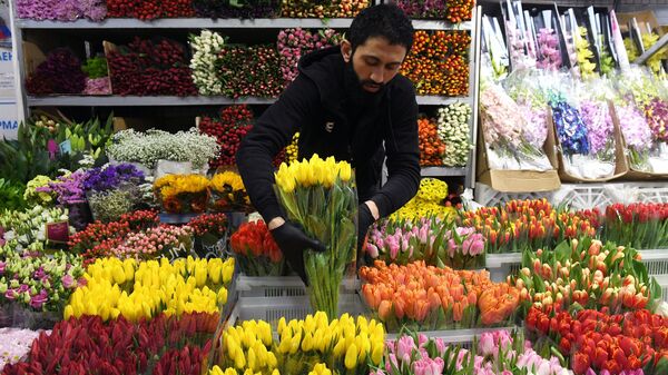 Продажа цветов накануне 8 марта - Sputnik Латвия