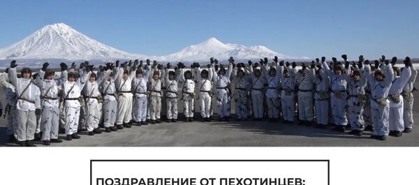 Пехотинцы Тихоокеанского флота РФ поздравляют женщин с 8 Марта - Sputnik Латвия