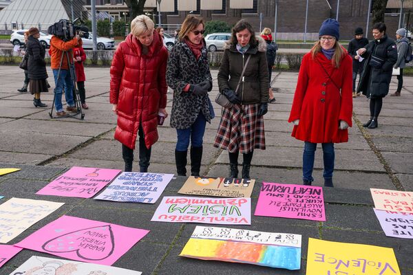 Не сама виновата: в Риге женщины 8 марта вышли на марш против насилия - Sputnik Латвия