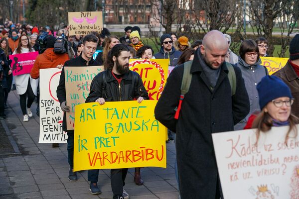 Не сама виновата: в Риге женщины 8 марта вышли на марш против насилия - Sputnik Латвия