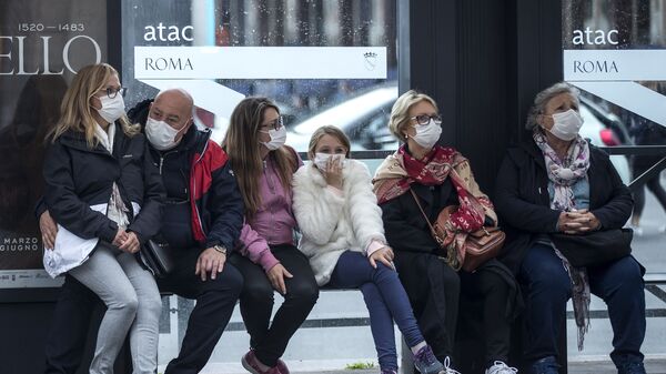 Люди в медицинских масках на автобусной остановке в Риме - Sputnik Latvija