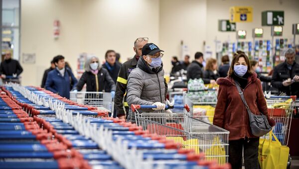 Люди в медицинских масках во время шоппинга в супермаркете, Милан - Sputnik Latvija
