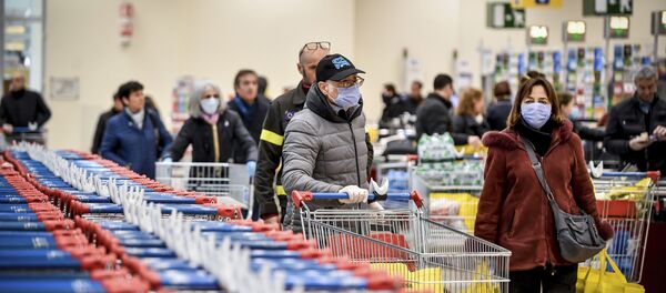 Люди в медицинских масках во время шоппинга в супермаркете, Милан Люди в медицинских масках во время шоппинга в супермаркете, Милан - Sputnik Latvija