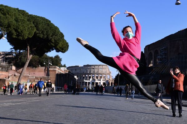 Просят доносить на соседей: бывшая рижанка рассказала, как коронавирус изменил итальянцев - Sputnik Латвия