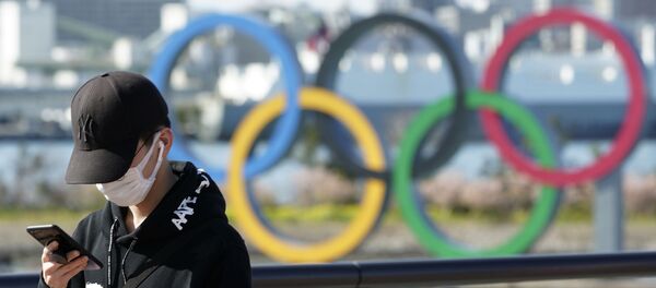 Турист в медицинской маске в Токио, март 2020 года Турист в медицинской маске в Токио, март 2020 года - Sputnik Latvija