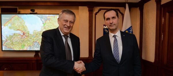 Губернатор Ленинградской области Александр Дрозденко (слева) и посол Латвии в России Марис Риекстиньш - Sputnik Латвия