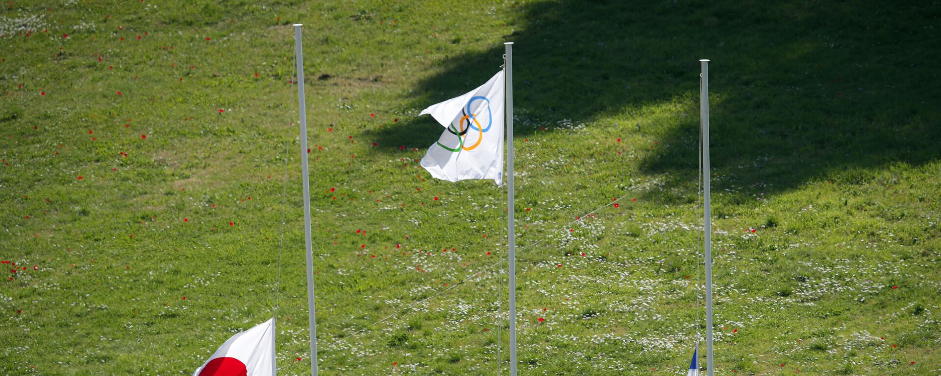 Поднятие флагов на репетиции церемонии зажжения Олимпийского огня для Токио-2020 - Sputnik Латвия, 1920, 20.03.2021