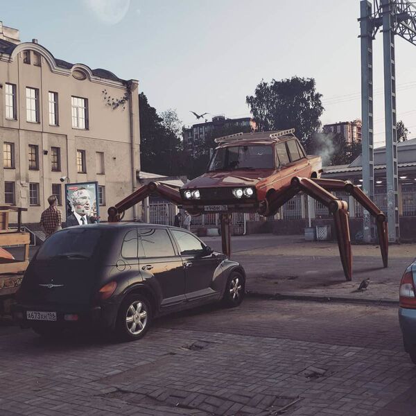 Машина на ножках в Санкт-Петербурге в работе художника Вадима Соловьева - Sputnik Латвия