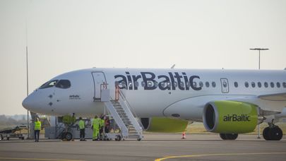 Самолет Airbus A220-300 авиакомпании airBaltic