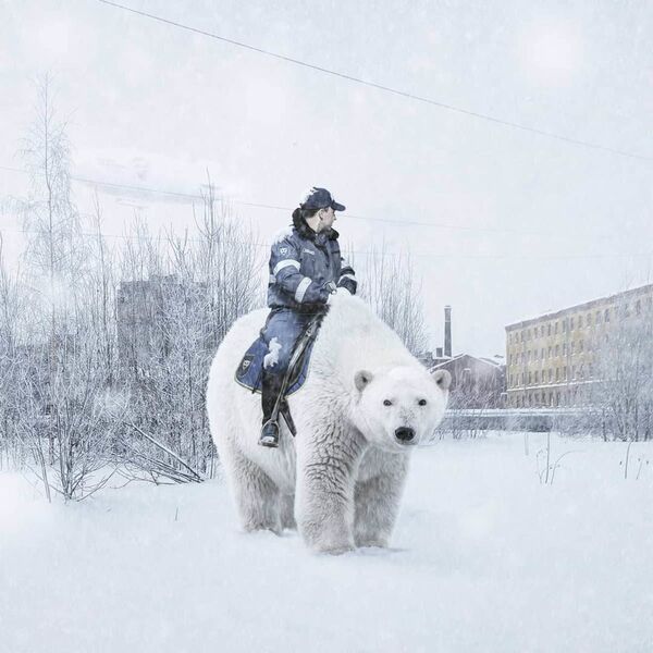 Сотрудник ДПС на белом медведе в Санкт-Петербурге в работе художника Вадима Соловьева - Sputnik Латвия
