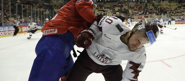 Форвард сборной Латвии Рихардс Букартс (справа) во время матча со сборной Норвегии Форвард сборной Латвии Рихардс Букартс (справа) во время матча со сборной Норвегии - Sputnik Латвия