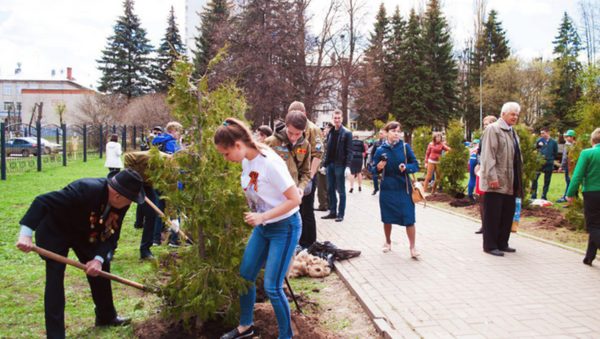 Ветераны и волонтеры сажают деревья - Sputnik Латвия