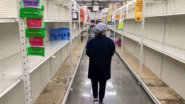Женщина в отделе средств личной гигиены в супермаркете, Калифорния, США - Sputnik Латвия