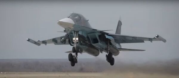 Сбросили авиабомбы под Воронежем: Минобороны России показало учения Су-34 - Sputnik Латвия