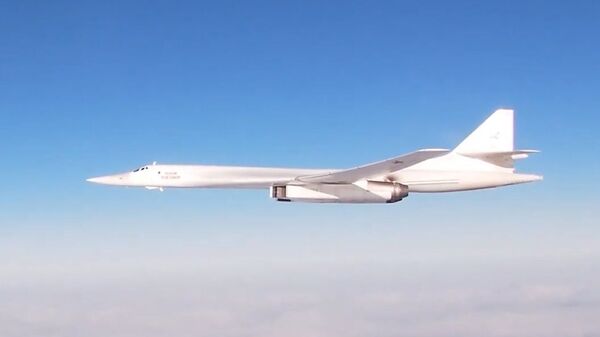 Российские стратегические ракетоносцы  Ту-160 совершили пятнадцатичасовой полет - Sputnik Latvija