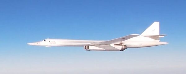 Российские стратегические ракетоносцы  Ту-160 совершили пятнадцатичасовой полет - Sputnik Latvija