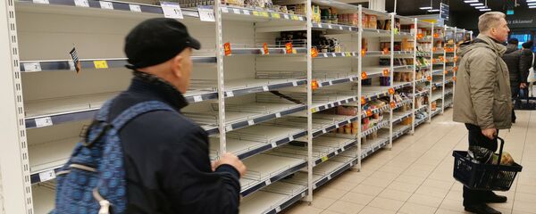 Пустые полки магазина Максима в Риге. Рижане выкупают макароны, крупы и мясные консервы - Sputnik Латвия