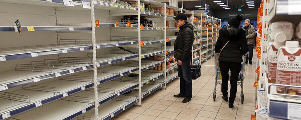 Пустые полки магазина Максима в Риге. Рижане выкупают макароны, крупы и мясные консервы Пустые полки магазина Максима в Риге. Рижане выкупают макароны, крупы и мясные консервы - Sputnik Latvija