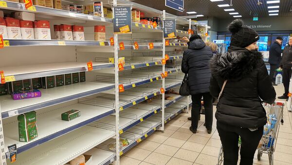 Пустые полки магазина Максима в Риге. Рижане выкупают макароны, крупы и мясные консервы - Sputnik Латвия