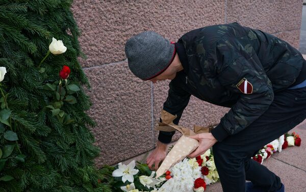 Возложение цветов к памятнику Свободы в Риге - Sputnik Латвия