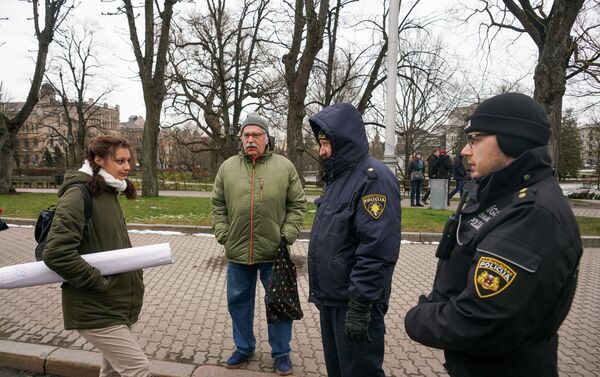 Антинацист Александр Гильман (в центре) у памятника Свободы в Риге - Sputnik Латвия