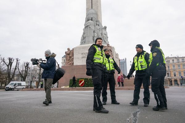 Рижские полицейские возле памятника Свободы - Sputnik Латвия