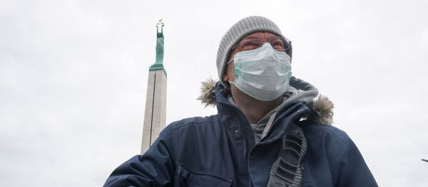 Видеооператор возле памятника Свободы в Риге 16 марта 2020 года Видеооператор возле памятника Свободы в Риге 16 марта 2020 года - Sputnik Latvija