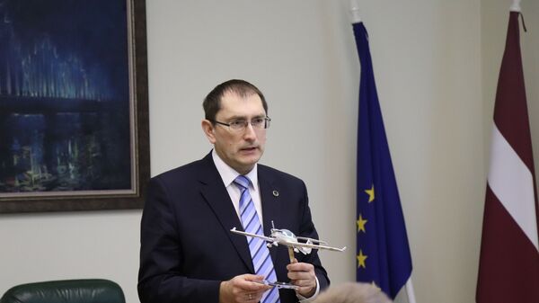 Министр сообщения Талис Линкайтс с моделью самолета - Sputnik Latvija