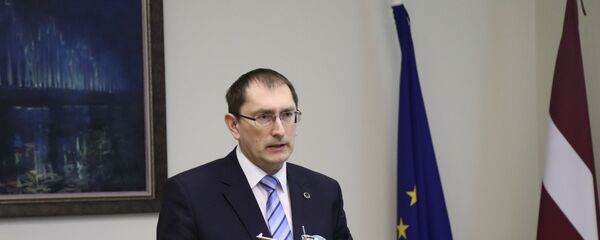 Министр сообщения Талис Линкайтс с моделью самолета Министр сообщения Талис Линкайтс с моделью самолета - Sputnik Latvija
