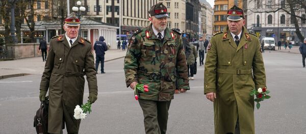 Возложение цветов к памятнику Свободы в Риге 16 марта 2020 года - Sputnik Латвия