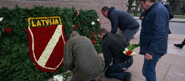 Возложение цветов к памятнику Свободы в Риге 16 марта 2020 года  - Sputnik Latvija