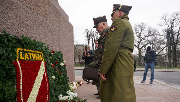 Возложение цветов к памятнику Свободы в Риге 16 марта 2020 года  - Sputnik Latvija