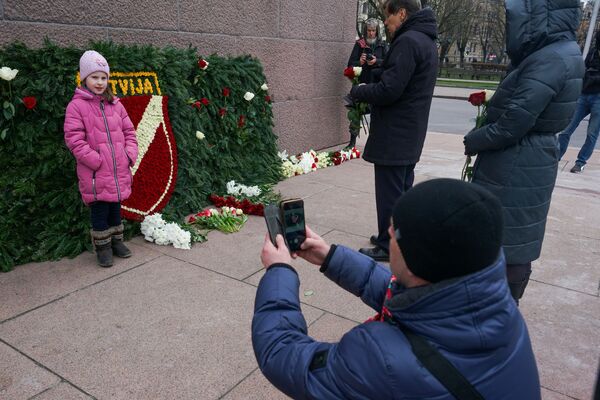Возложение цветов к памятнику Свободы в Риге 16 марта 2020 года  - Sputnik Латвия