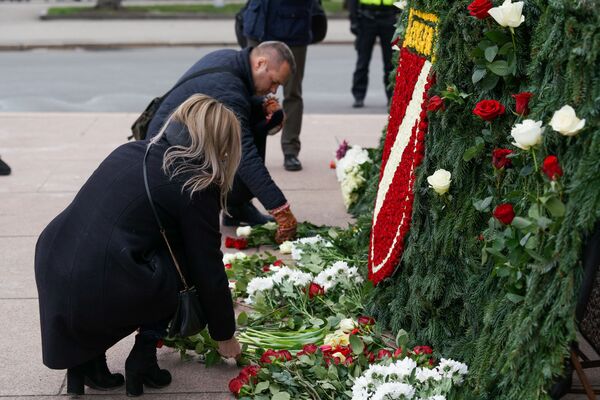Возложение цветов к памятнику Свободы в Риге 16 марта 2020 года  - Sputnik Латвия