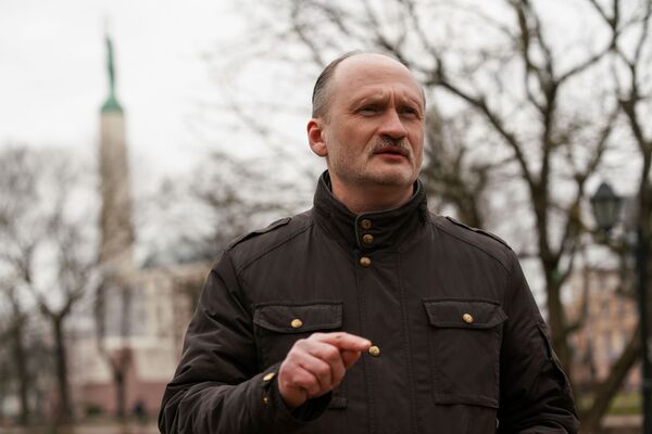 Сопредседатель РСЛ Мирослав Митрофанов (в центре) возле памятника Свободы в Риге 16 марта 2020 года - Sputnik Латвия