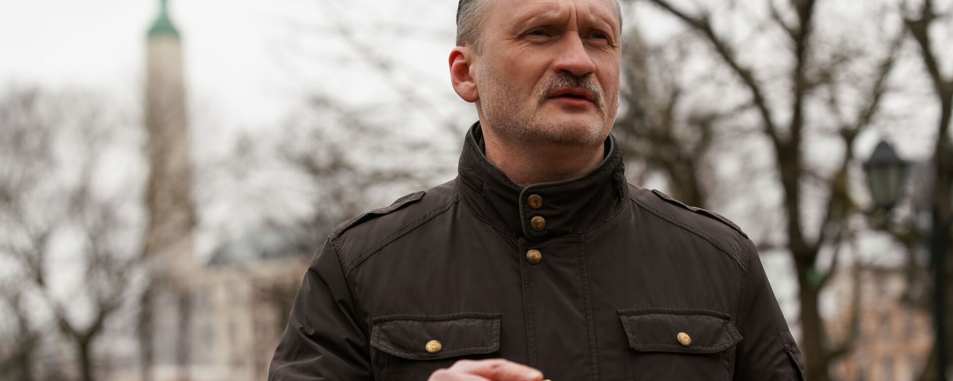Сопредседатель РСЛ Мирослав Митрофанов (в центре) возле памятника Свободы в Риге 16 марта 2020 года - Sputnik Латвия, 1920, 09.12.2021
