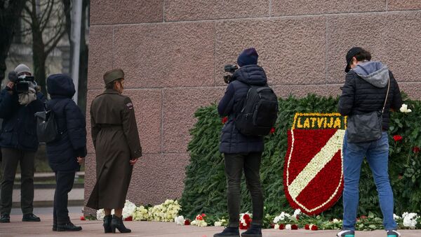 Возложение цветов к памятнику Свободы в Риге 16 марта 2020 года - Sputnik Латвия