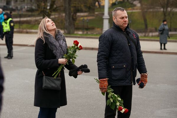 Возложение цветов к памятнику Свободы в Риге 16 марта 2020 года - Sputnik Латвия