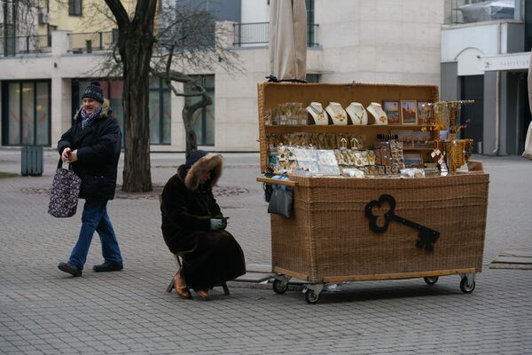 Продавец сувениров в Старой Риге после введения черезвычайного положения из-за коронавируса - Sputnik Латвия