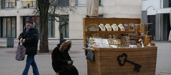 Продавец сувениров в Старой Риге после введения черезвычайного положения из-за коронавируса Продавец сувениров в Старой Риге после введения черезвычайного положения из-за коронавируса - Sputnik Latvija