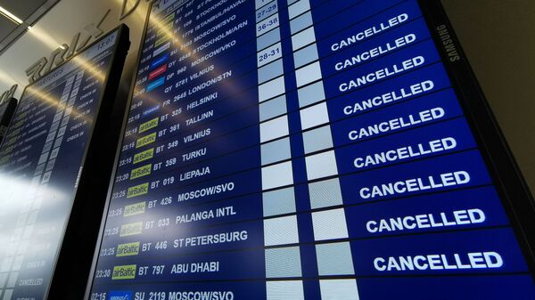 Табло вылета аэропорту Рига со списком отмененных рейсов авиакомпании airBaltic - Sputnik Латвия
