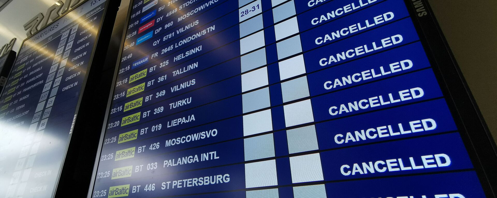Табло вылета аэропорту Рига со списком отмененных рейсов авиакомпании airBaltic - Sputnik Латвия, 1920, 27.11.2020