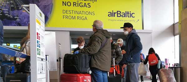 Пассажиры в масках в аэропорту Рига Пассажиры в масках в аэропорту Рига - Sputnik Latvija