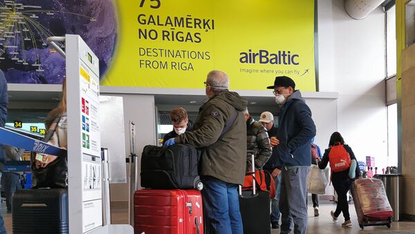 Пассажиры в масках в аэропорту Рига - Sputnik Латвия