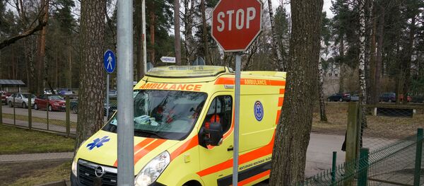 Карета скорой помощи прибывает в Латвийский центр инфектологии - Sputnik Латвия